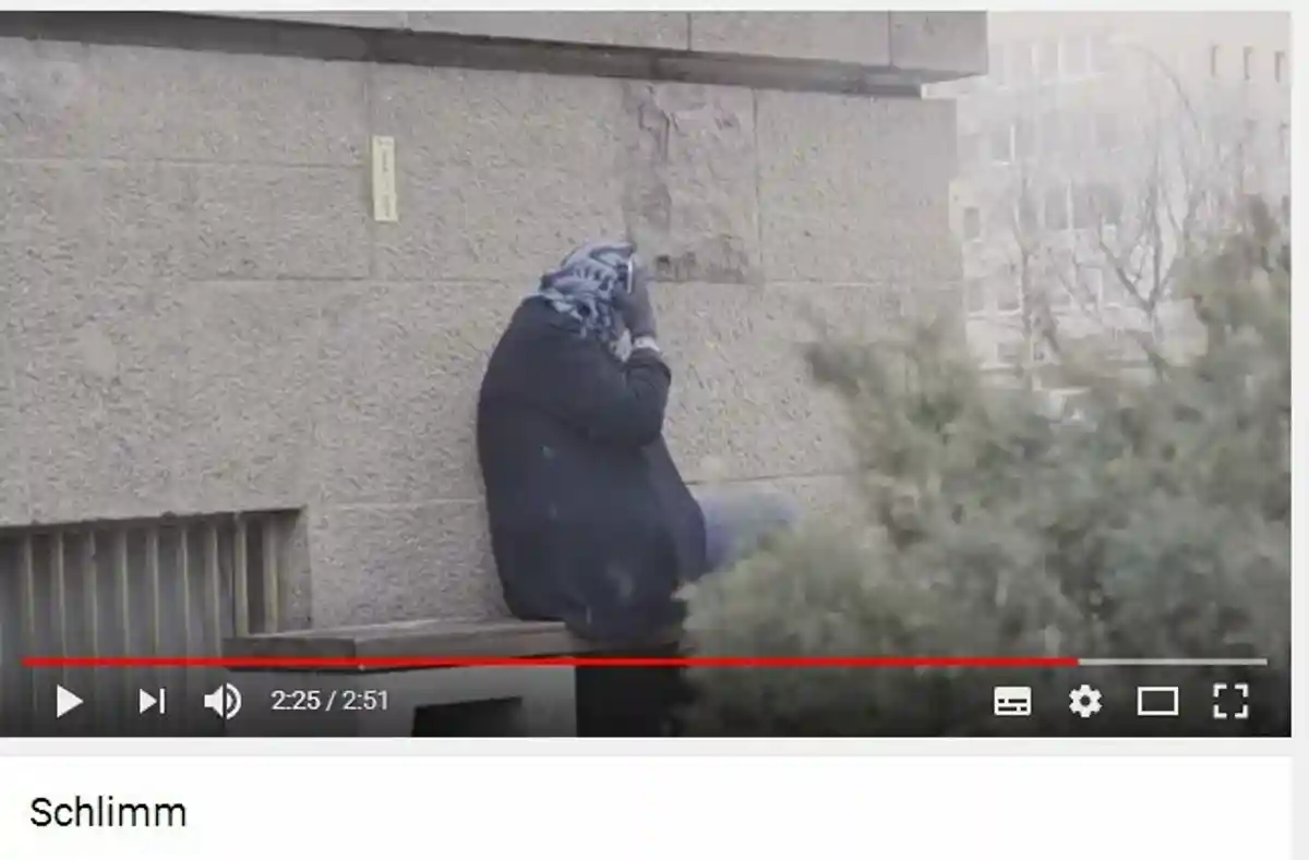 Сатира по-немецки: под видом дамы в хиджабе скрывается мужчина. Фото: screenshot YouTube Channel Jihadi Fool