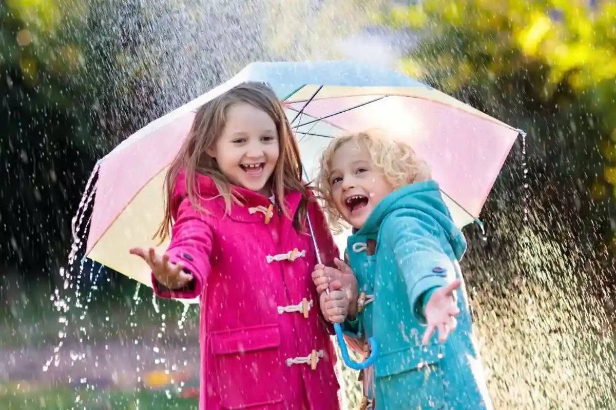 дождь дети под зонтом