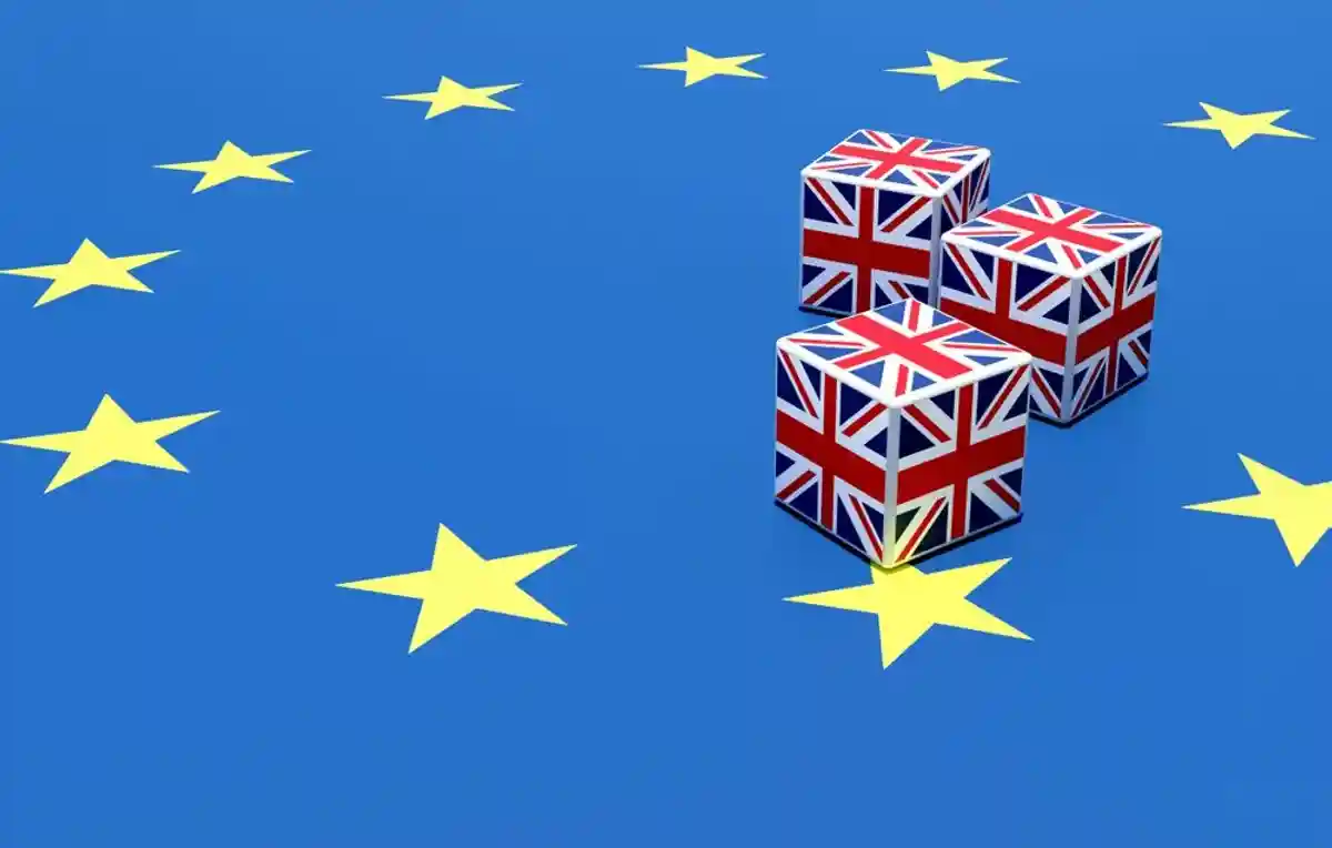 Кубики в форме британского флага на флаге ЕС