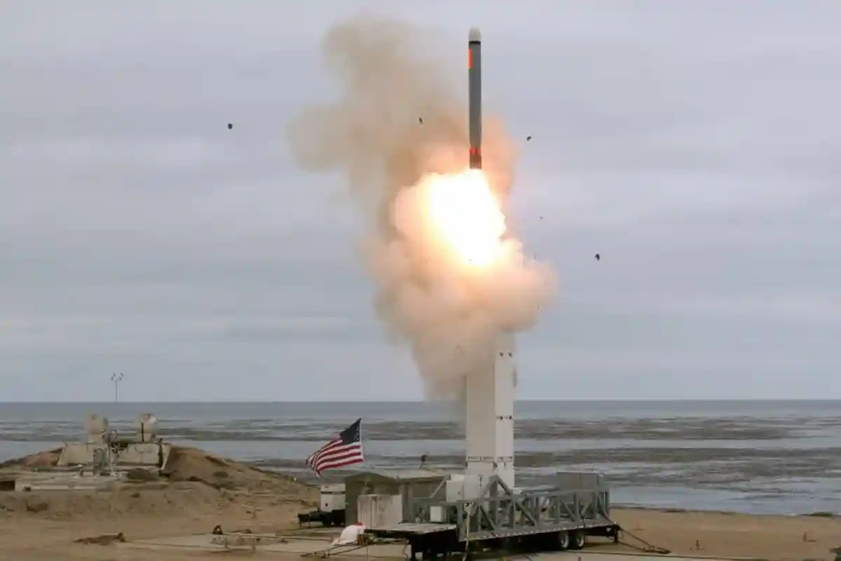 Старт ракеті средней дальности в Калифорнии