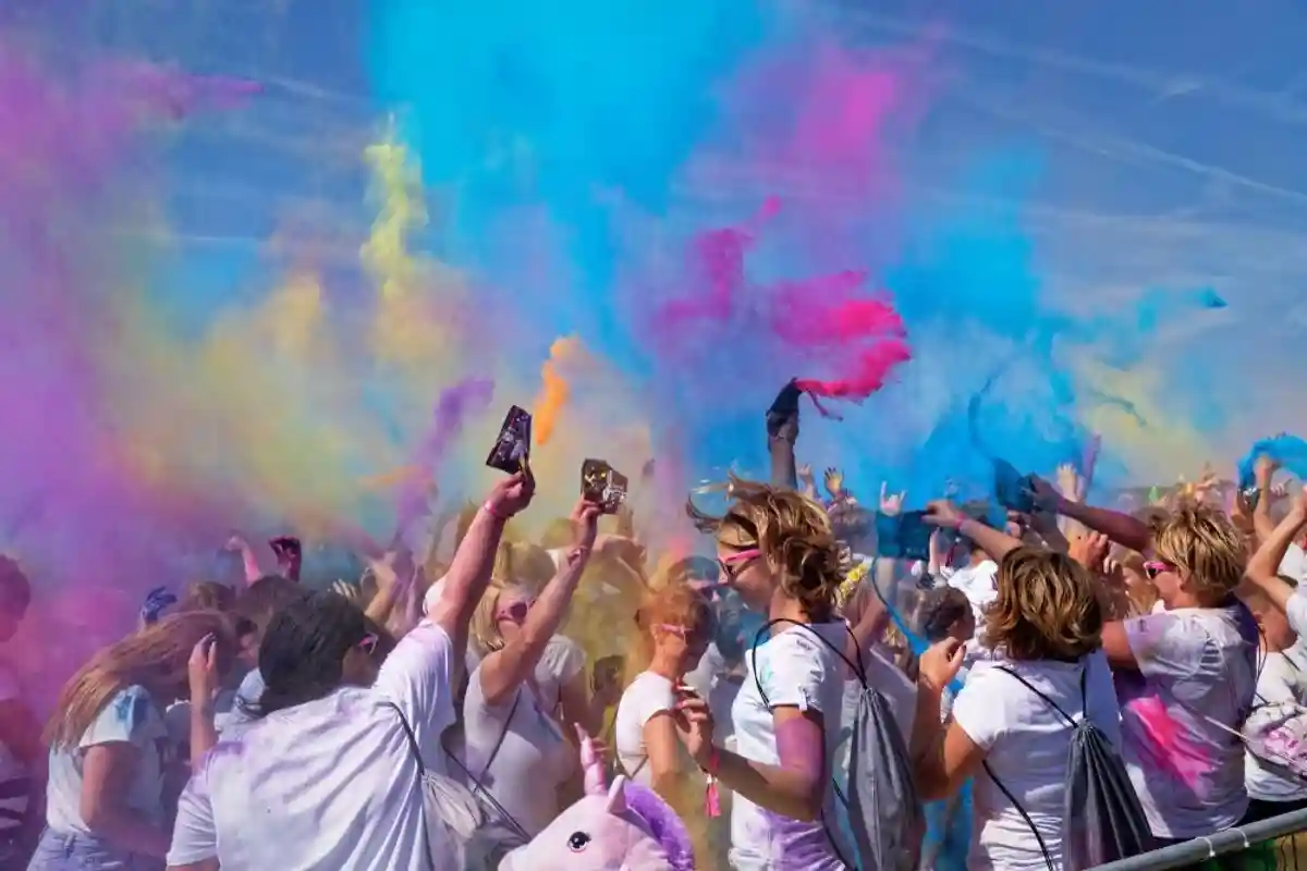 Фестиваль красок Холи в Германии. Фото: brndtung / Shutterstock.com