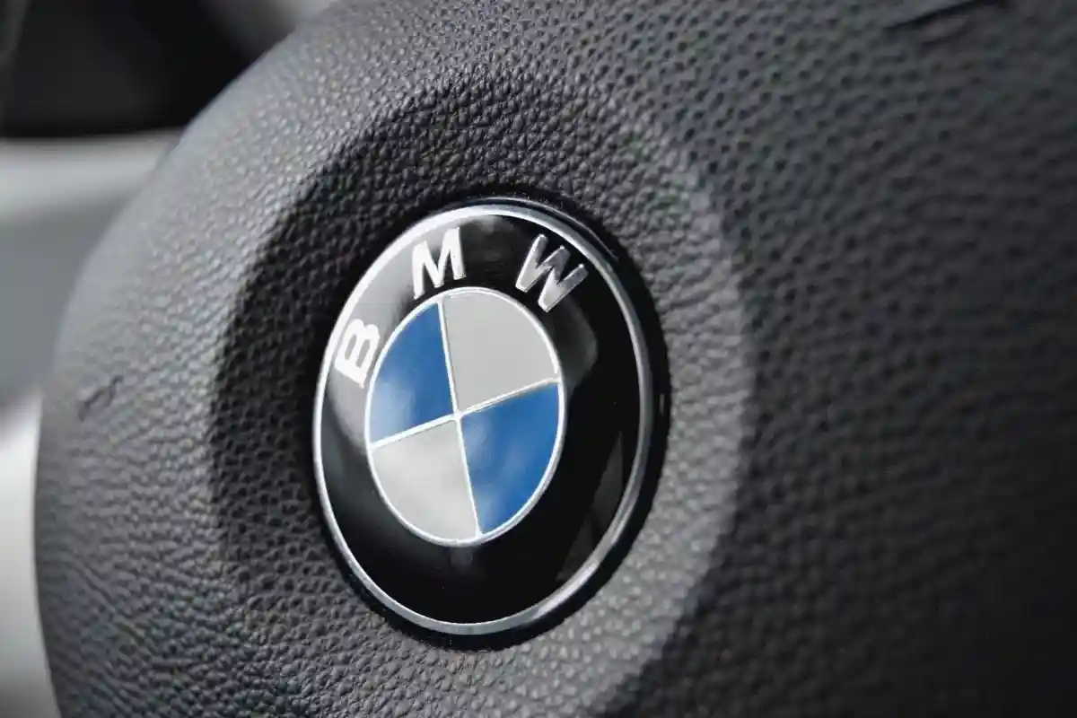 Логотип BMW. Фото: Jonathan Petersson / pexels.com