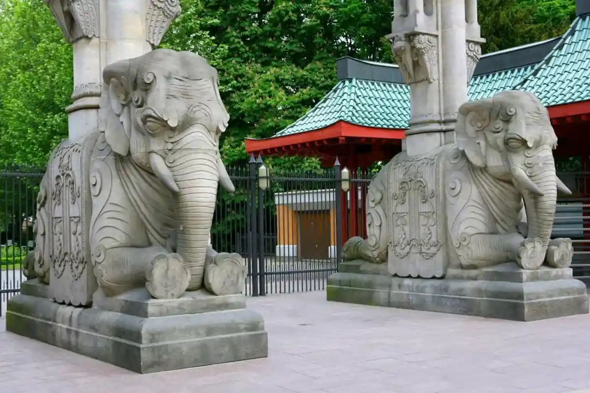Слоны на воротах зоопарка. Фото: shutterstock.com