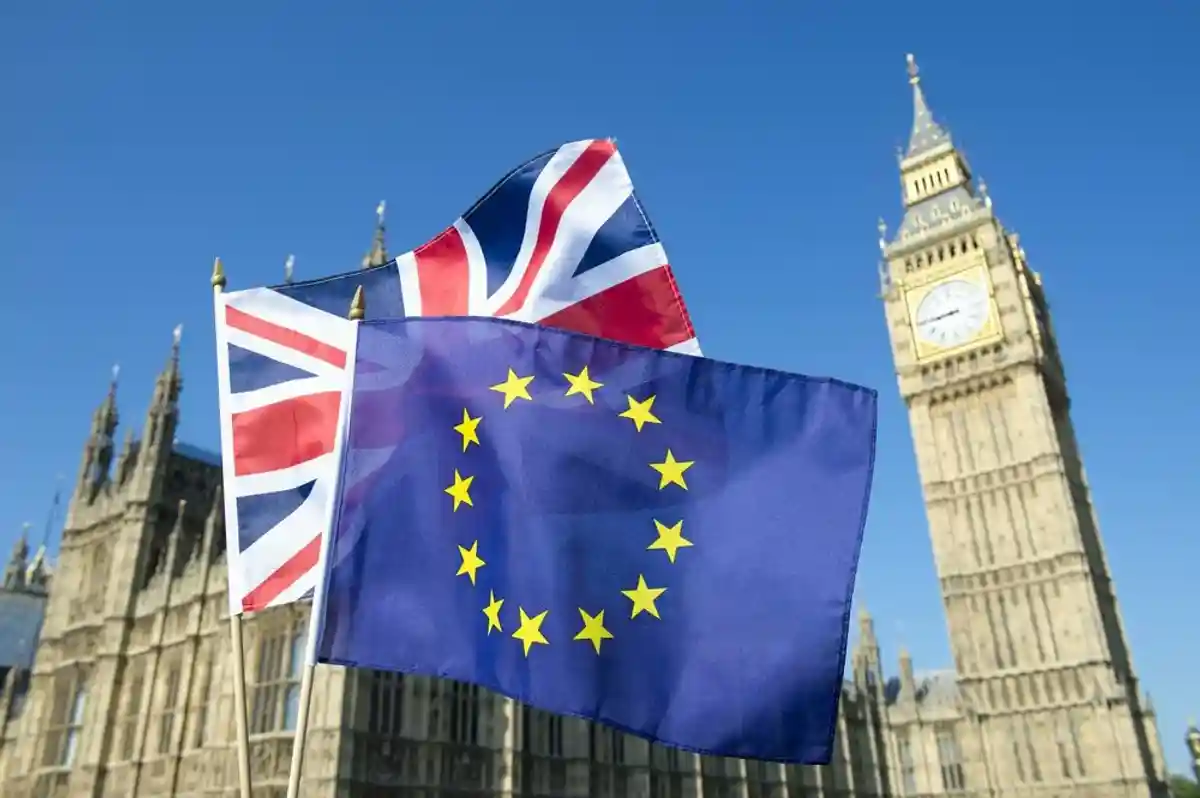 Флаги Британии и ЕС на фоне парламента