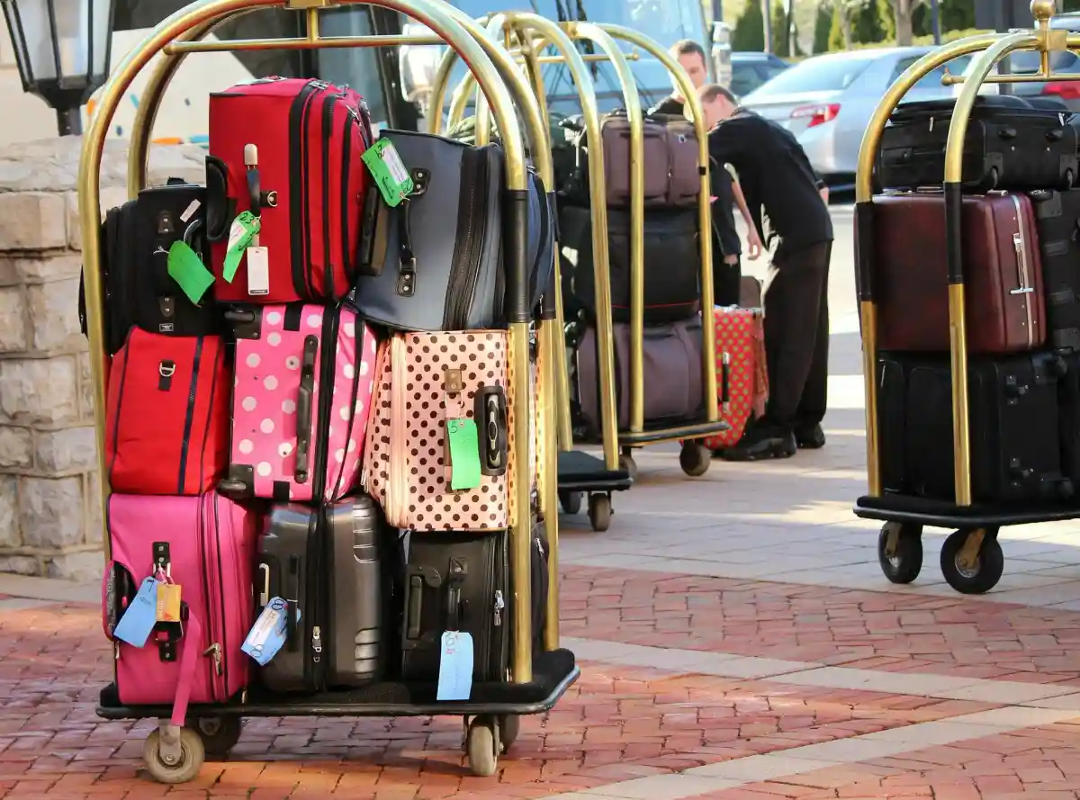 Пора в дорогу: выбираем качественный чемодан. Фото: JamesDeMers / Shutterstock.com