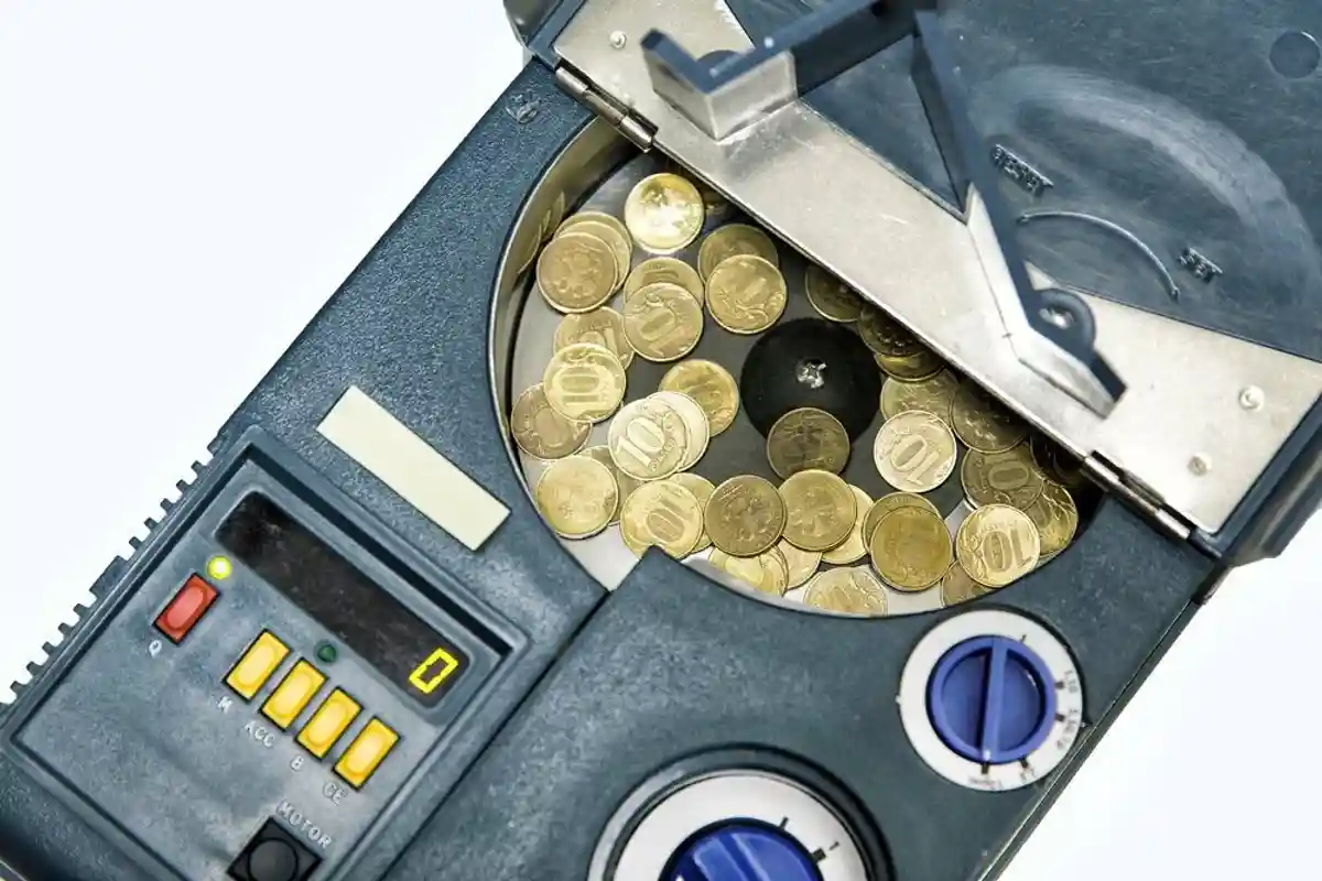 Аппарат для подсчета и сортировки монет в банке. Фото: shutterstock.com