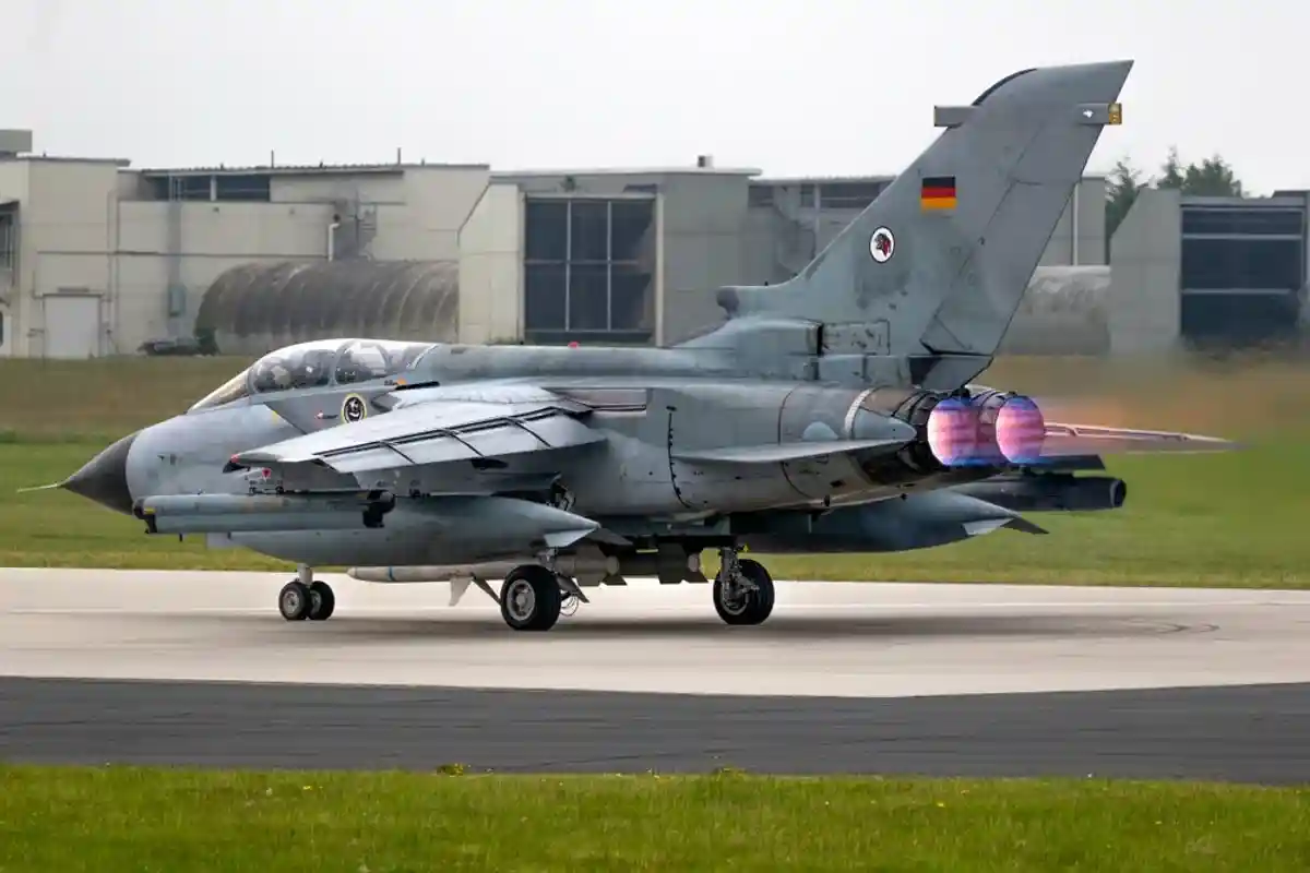 Немецкий военный самолет "Торнадо"