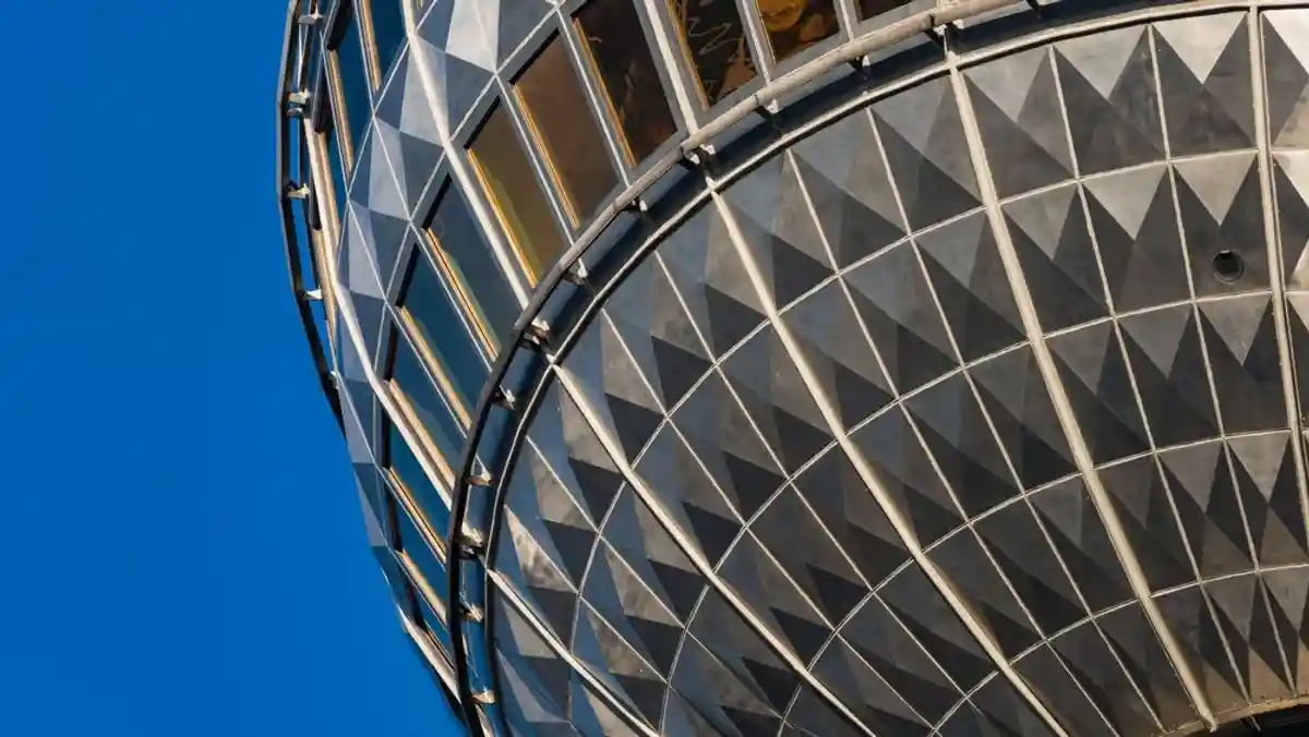 Фрагмент зеркального шара самой высокой телебашни Германии. Фото: RadioSounds / shutterstock.com