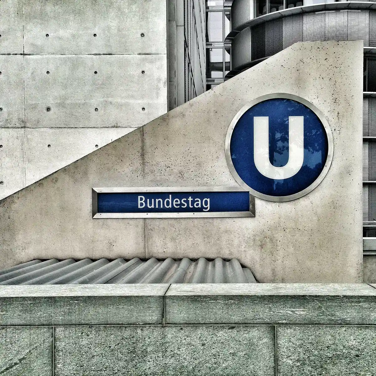 Символ берлинского метро возле Бундестага. Вход на станцию. Фото: pixabay.com