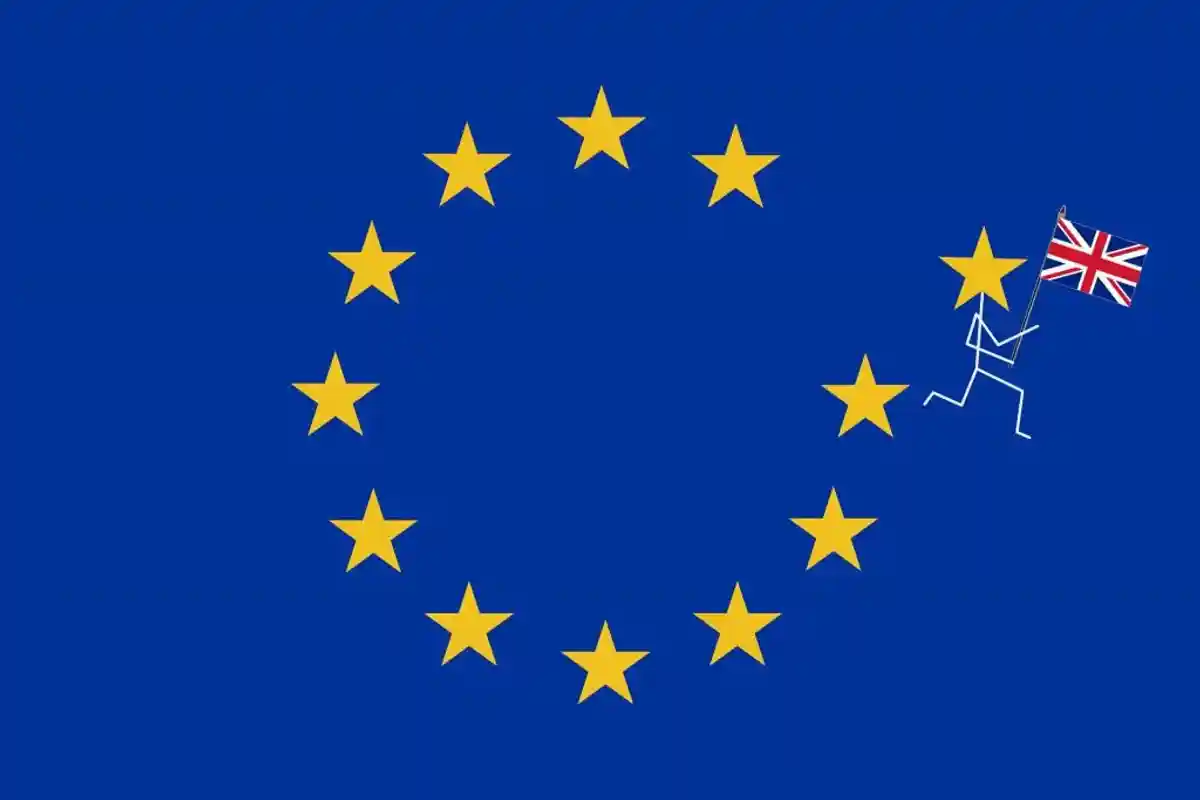 Флаг ЕС с убегающим человечком и флагом Британии