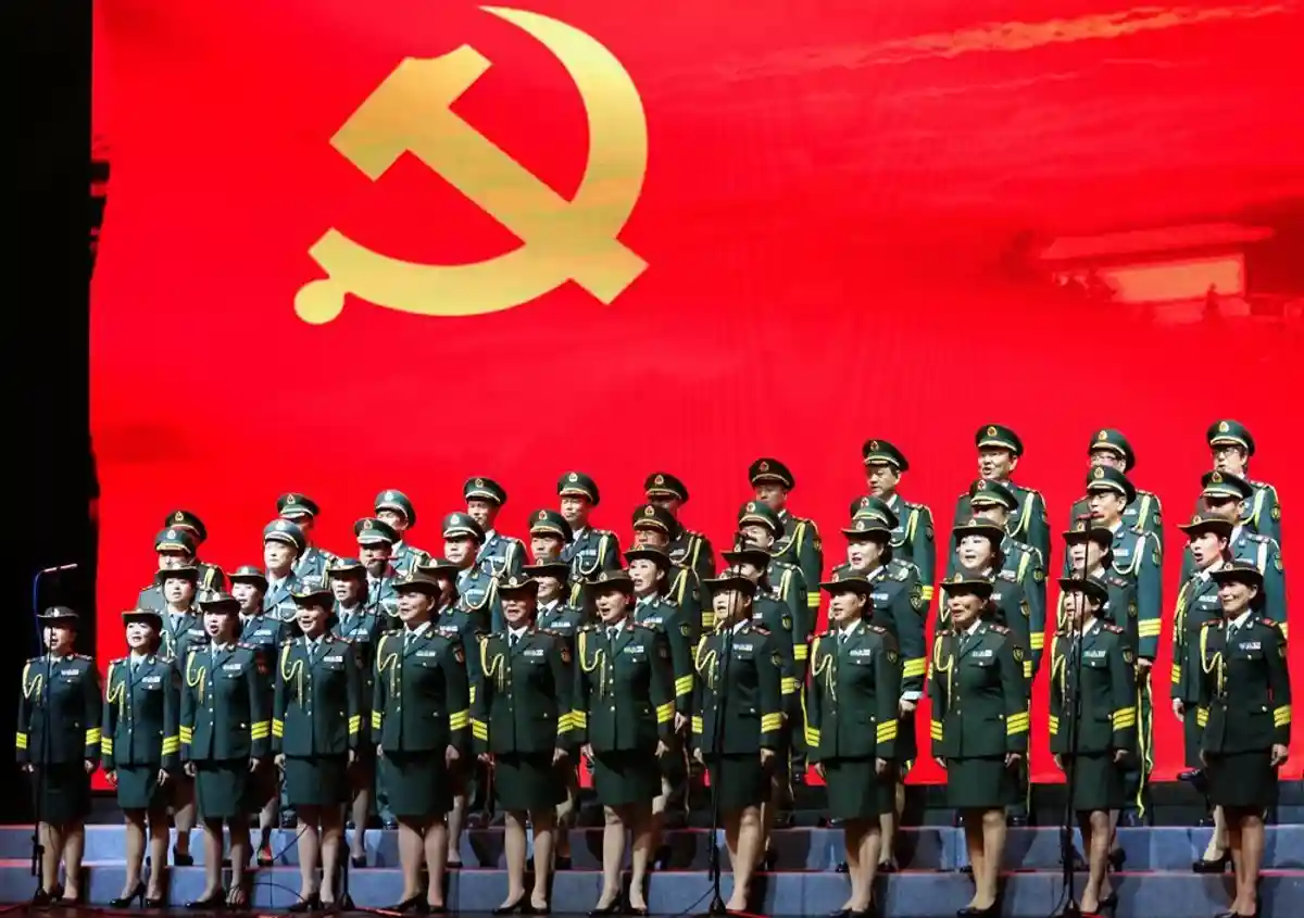 Китайские девушки на фоне красного знамени