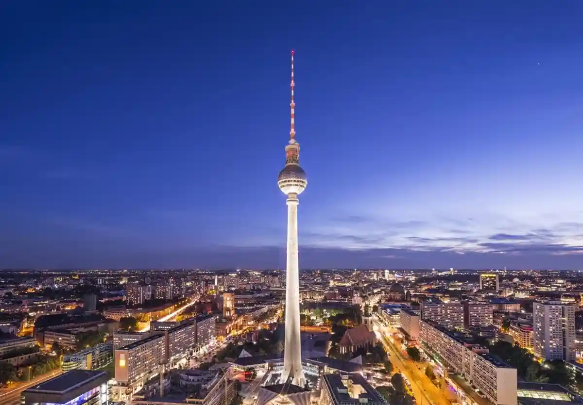 Ночная панорама с самой высокой телебашней Германии. Фото: Sean Pavone / shutterstock.com
