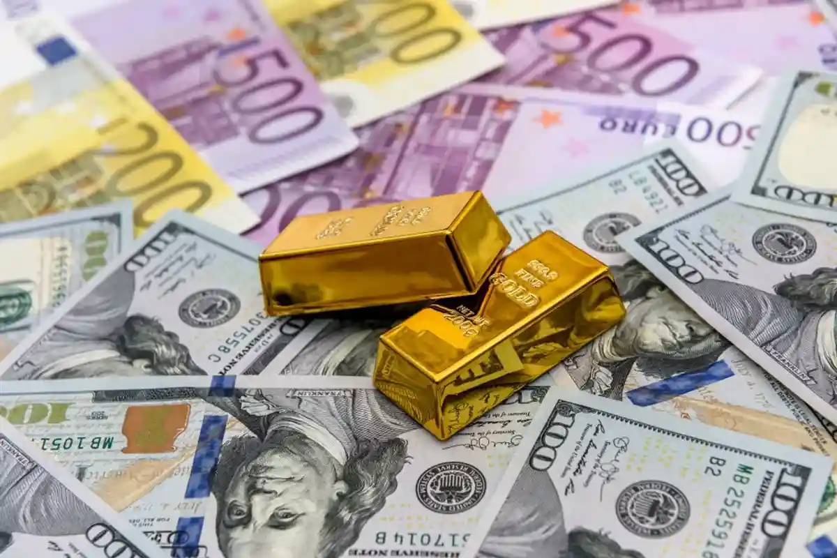 Слитки золота и купюры евро