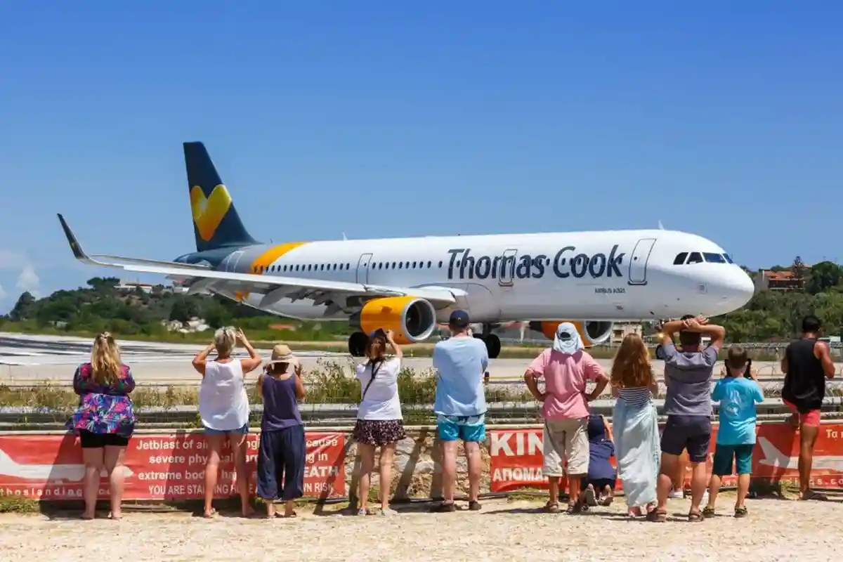 Туристы ожидают посадку на самолет