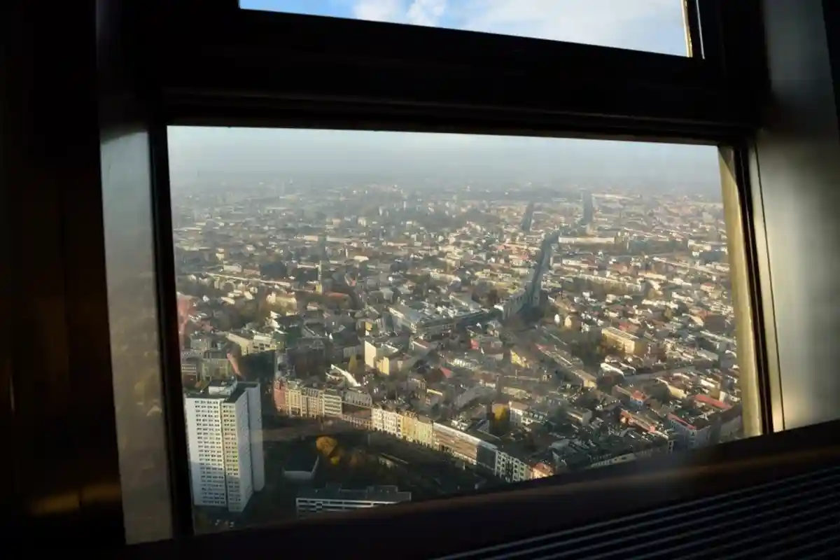 Вид из окна обзорного ресторана телебашни в Берлине. Фото: Alizada Studios / shutterstock.com