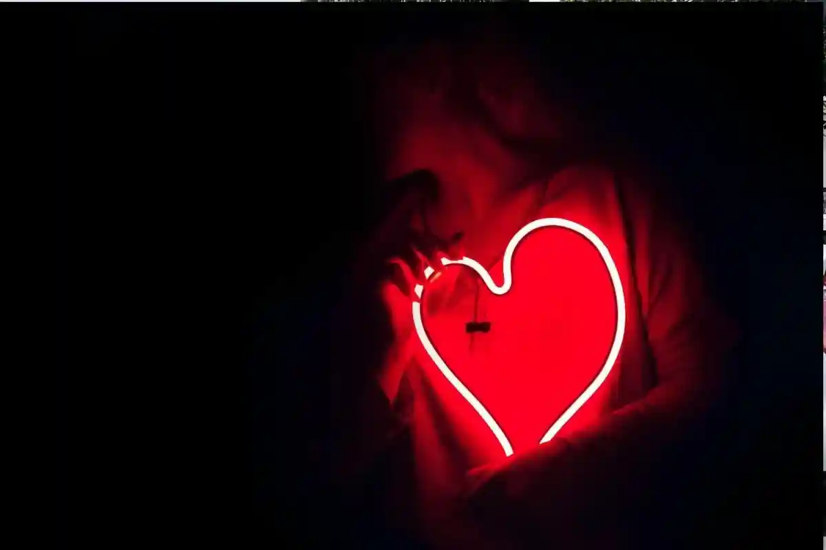 Сердечный приступ происходит по причине недостатка крови, которая поступает к сердцу. Фото: Designecologist / pexels.com