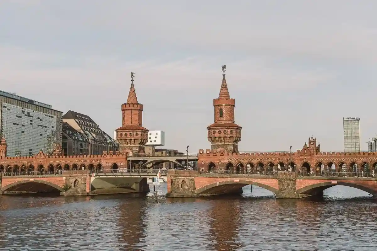 Обербаумбрюкке — мост через Шпрее в Берлине. Фото: Fionn Große / unsplash.com