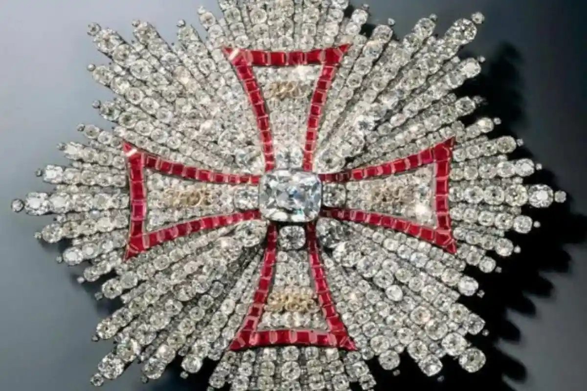 Нагрудная звезда Ордена Белого Орла, усыпанная белыми и розовыми бриллиантами (примерно 1746-1749 годы). Фото: пресс-служба Государственной коллекции искусств Дрездена