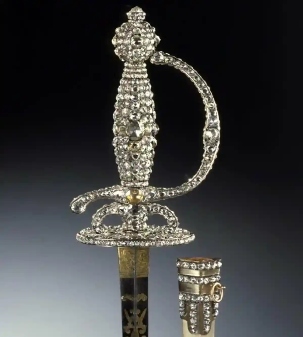 «Парадно-выходной» меч, с рукояткой, инкрустированной девятью большими и 770-тью маленькими бриллиантами. Фото: пресс-служба Государственной коллекции искусств Дрездена