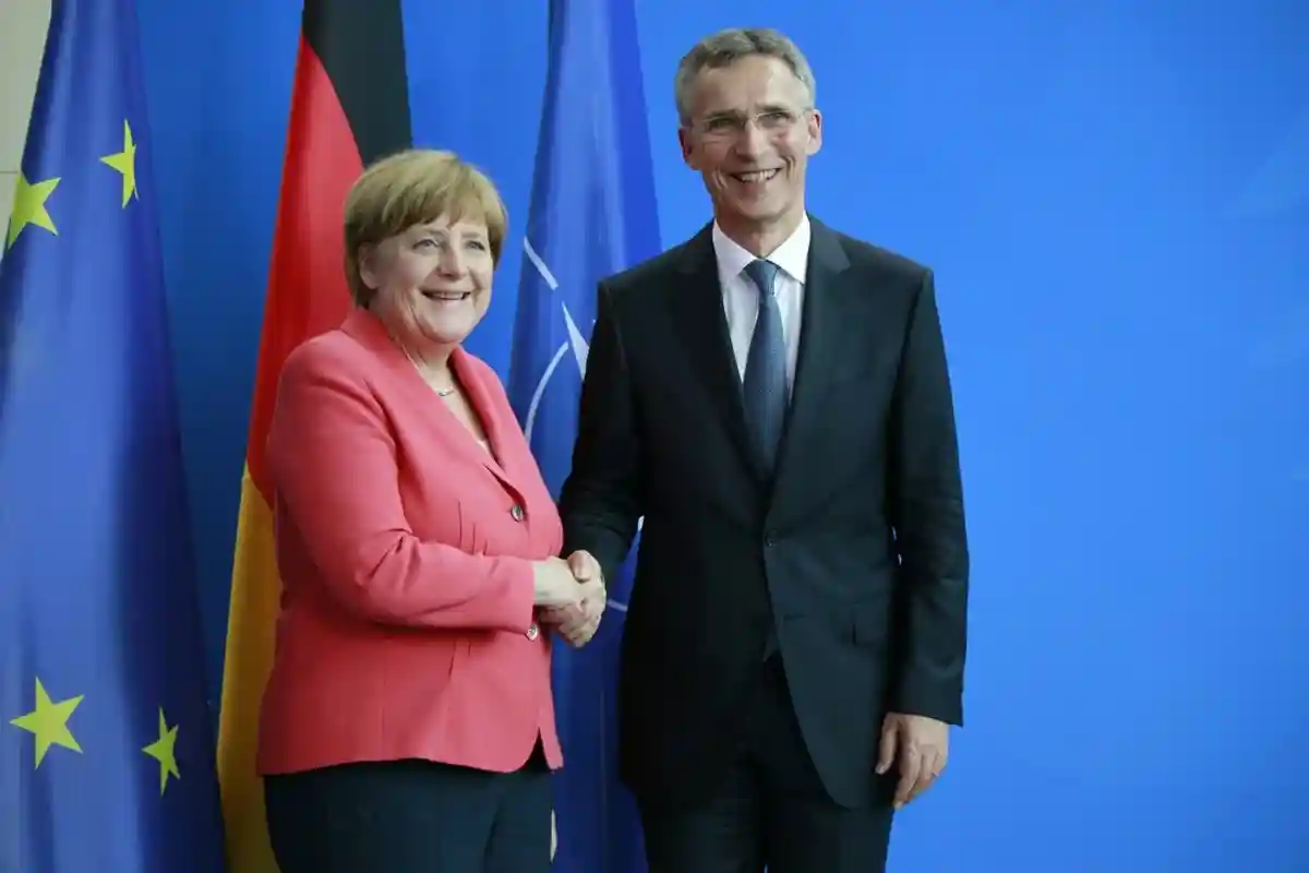 Столтенберг и Меркель