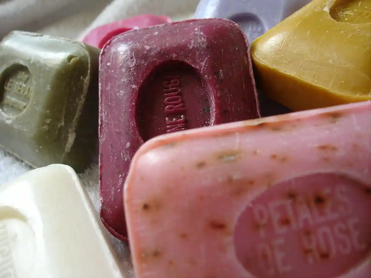 Изготовители мыла hand made стараются избегать химических красителей. Например, цвет продукту они придают с помощью лепестков розы или облепихового экстракта. Фото: ritual / Pixabay.com
