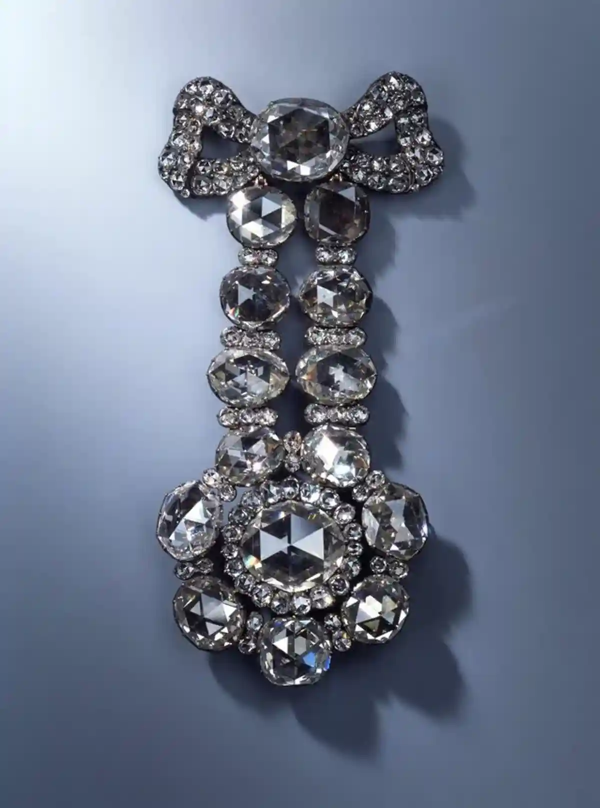 Украшение для головного убора из 15 крупных и 103 маленьких бриллиантов. Фото: пресс-служба Государственной коллекции искусств Дрездена