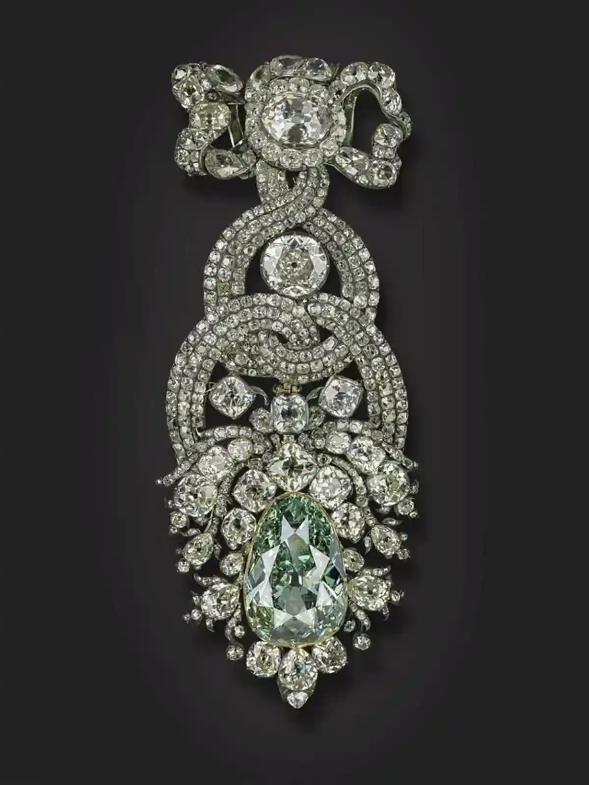 Так выглядит Зелёный бриллиант сейчас - с 18 века внешний вид драгоценности не изменился. Фото: пресс-служба Государственной коллекции искусств Дрездена