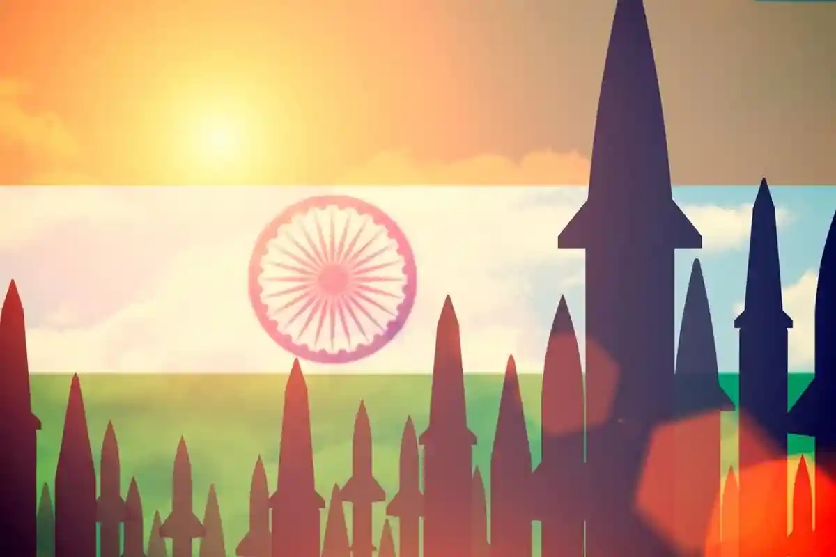 Ракеты на фоне индийского флага