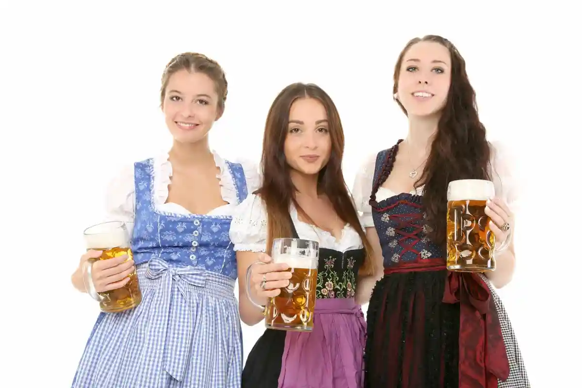 Девушки с бокалами пива