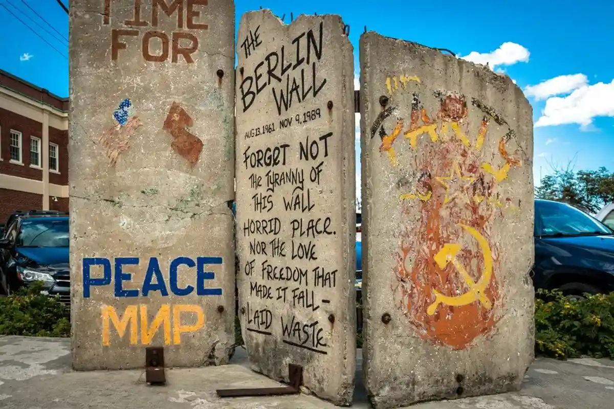 Фрагменты Берлинской стены в виде памятника. Фото: shutterstock.com
