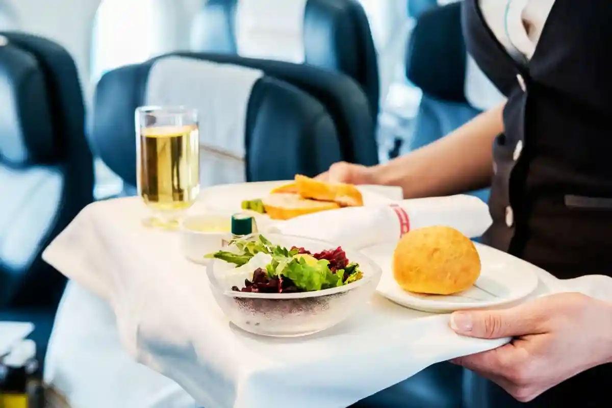 Салат, горячее блюдо и напиток - примерно так выглядит первый прием пищи на дальних рейсах компании Lufthansa. Фото: shutterstock.com