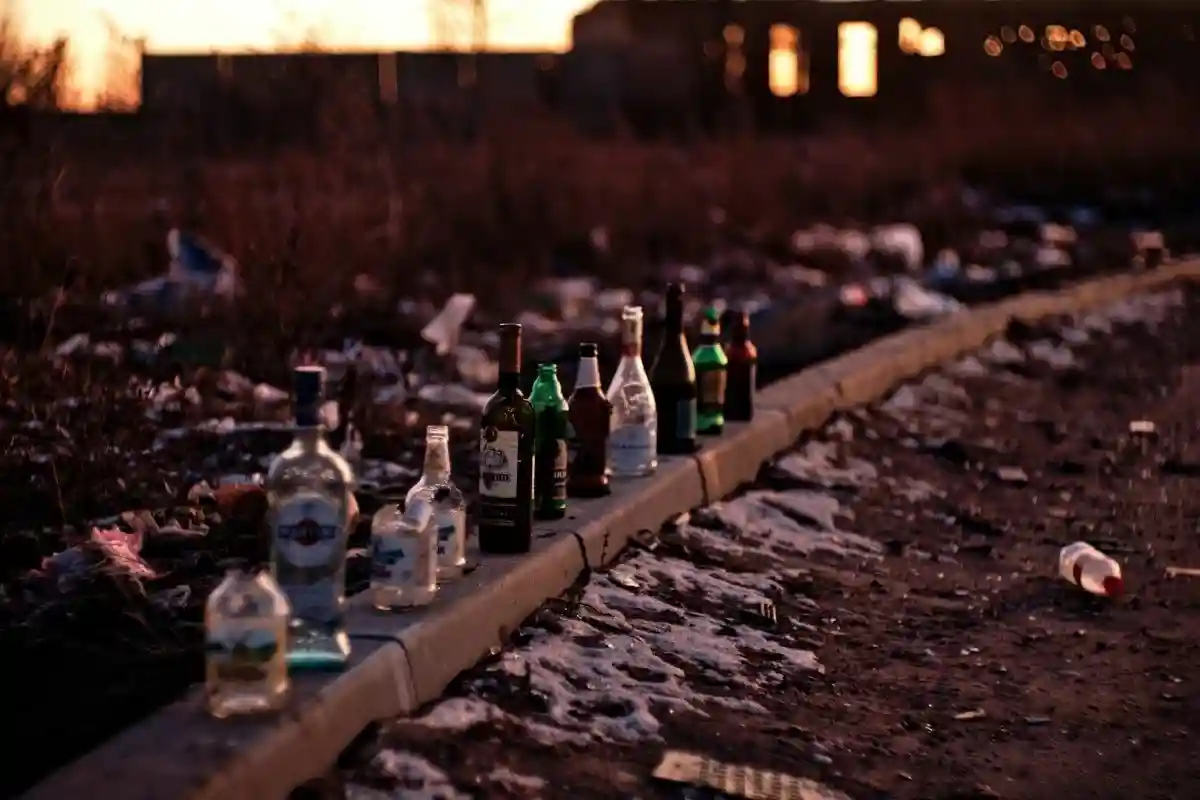 Алкоголизм меняет психику человека и оказывает негативное воздействие. Фото: Artem Labunsky / unsplash.com