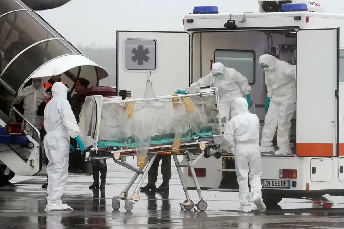 Упакуют в карантин: МИД Германии готовится эвакуировать больных Эболой фото 1