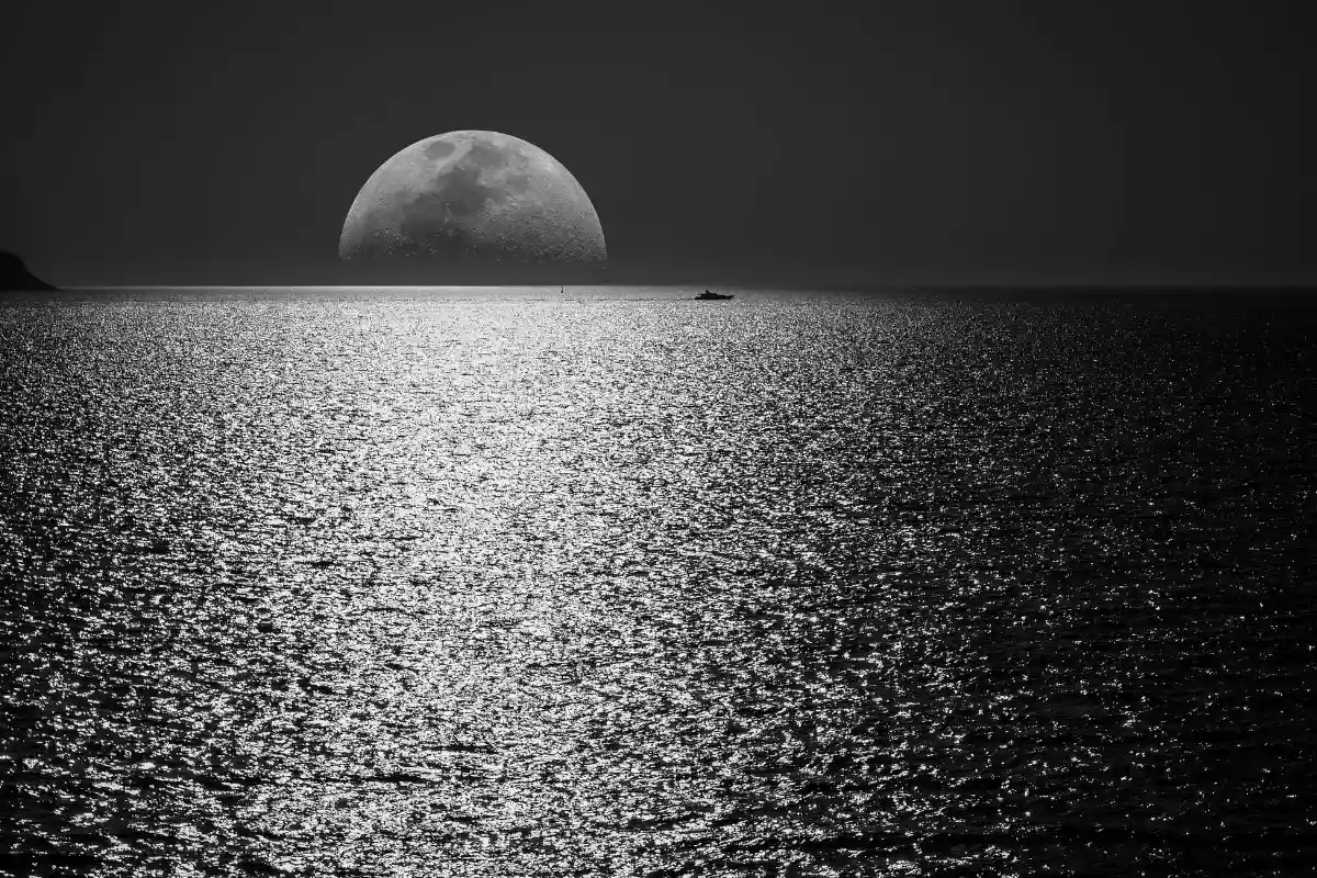 Луна. Фото: GEORGE DESIPRIS / pexels.com