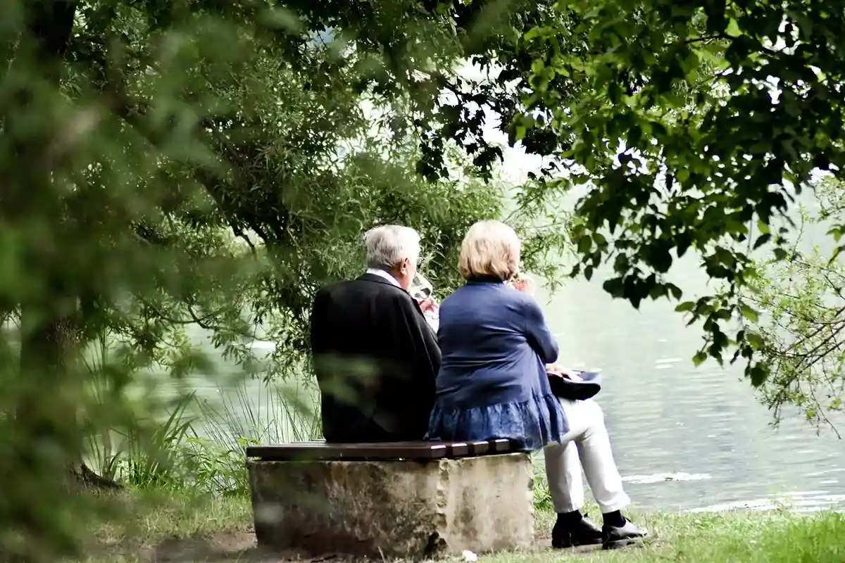 Выплаты пенсионерам в Германии. Фото: Sven Mieke / Unsplash.com