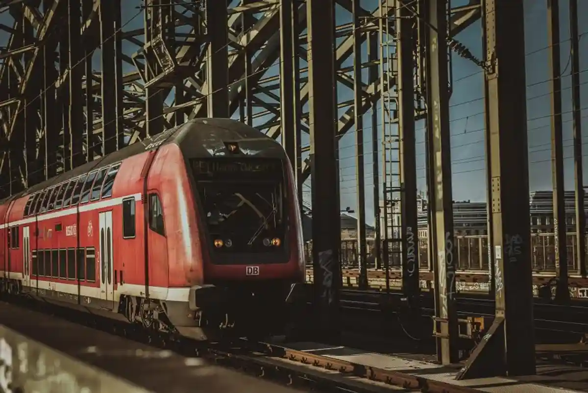поезд в Германии на мосту