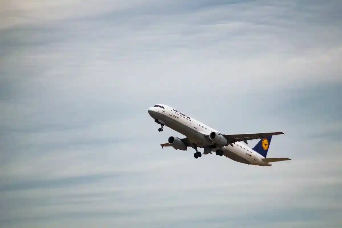 Lufthansa. Фото: Tim Dennert / unsplash.com