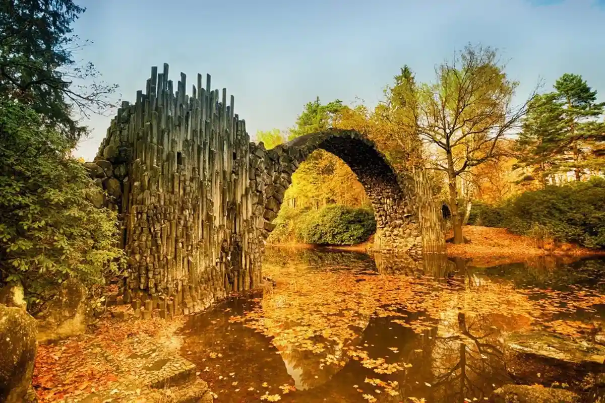 Осенний мост в Ракотцбрюке. Фото: shutterstock.com