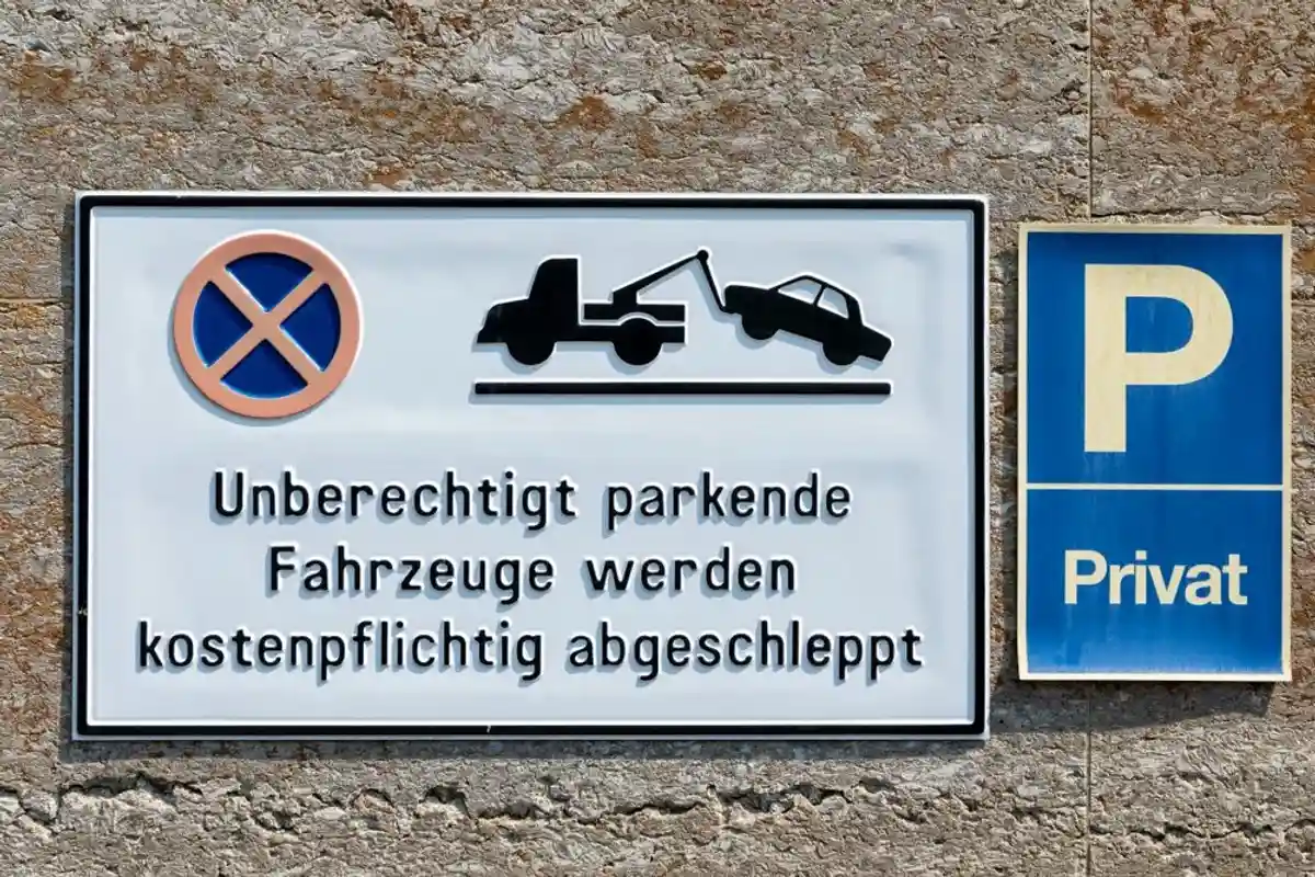 Предупреждение на парковке в Германии. Фото: Mathias Sunke / Shutterstock.com