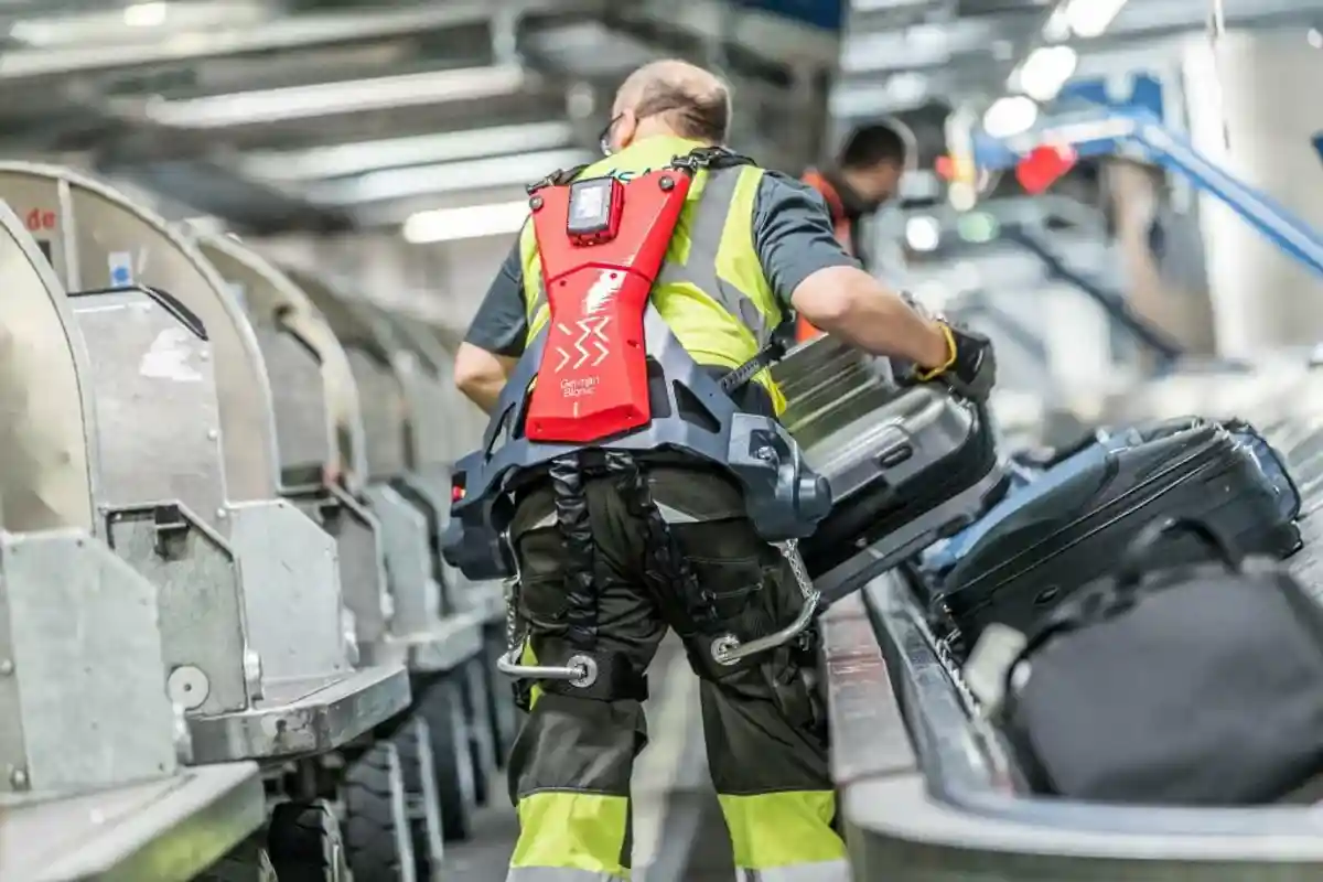 «Киборги» на чемоданах: работников немецкого аэропорта одели в экзоскелеты фото 1