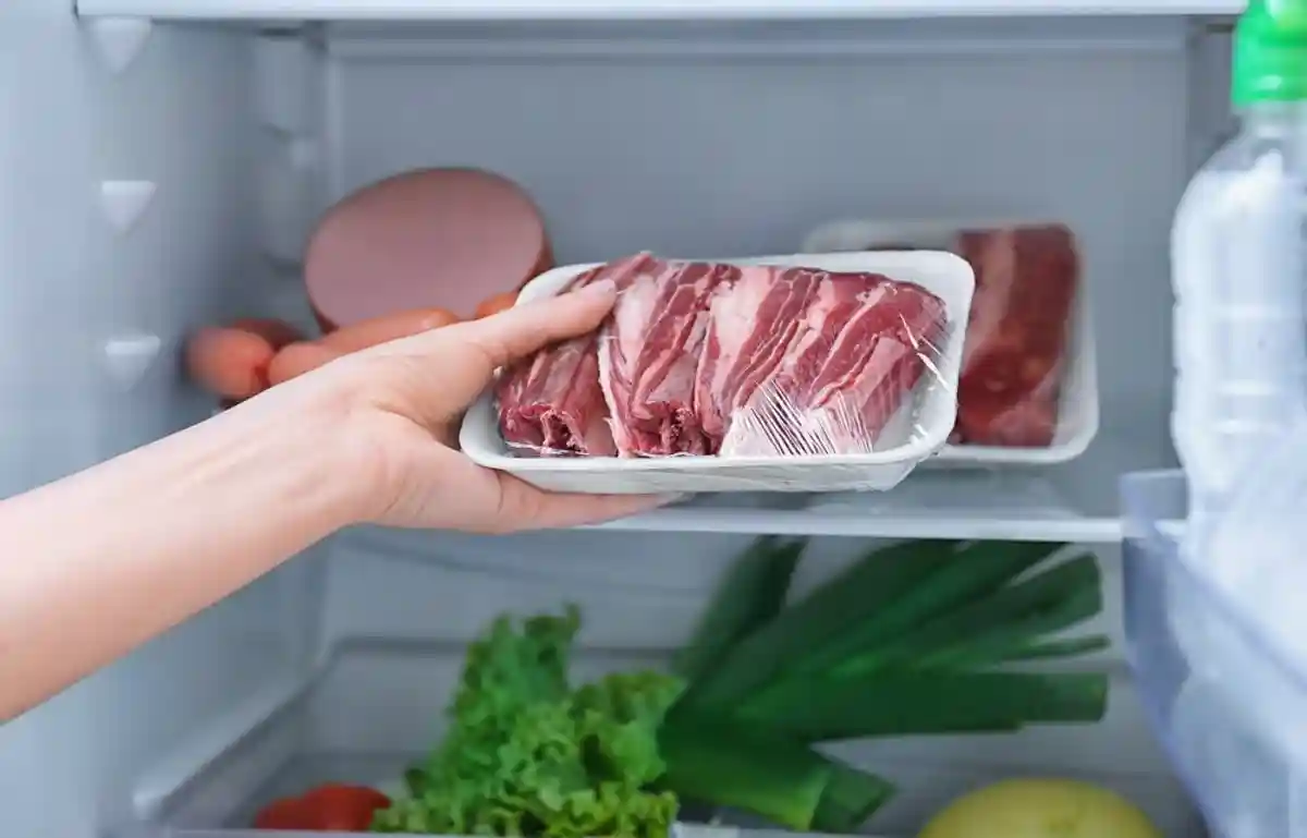 Сырое мясо в холодильнике. Фото: shutterstock.com 