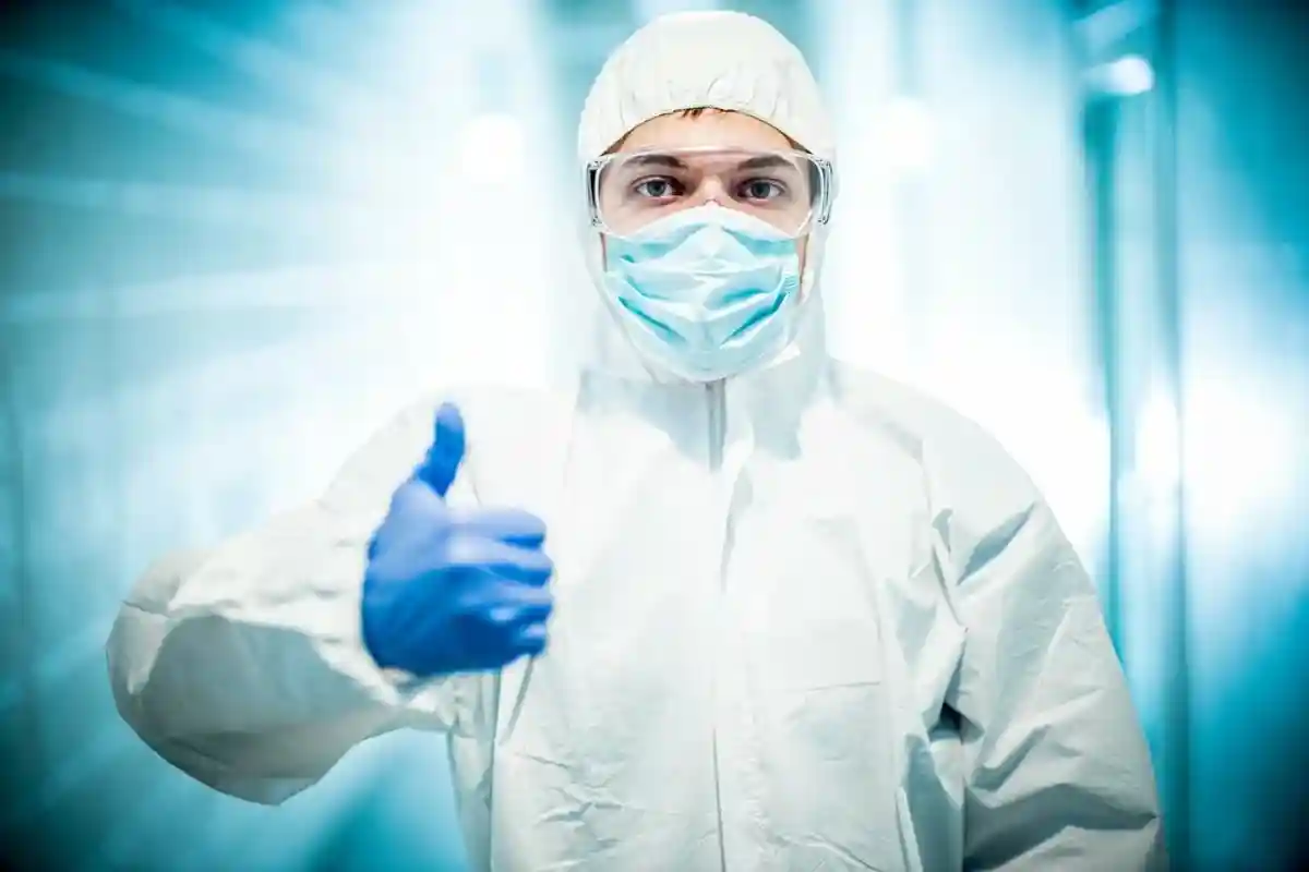 доктор в костюме защищающем от коронавируса фото