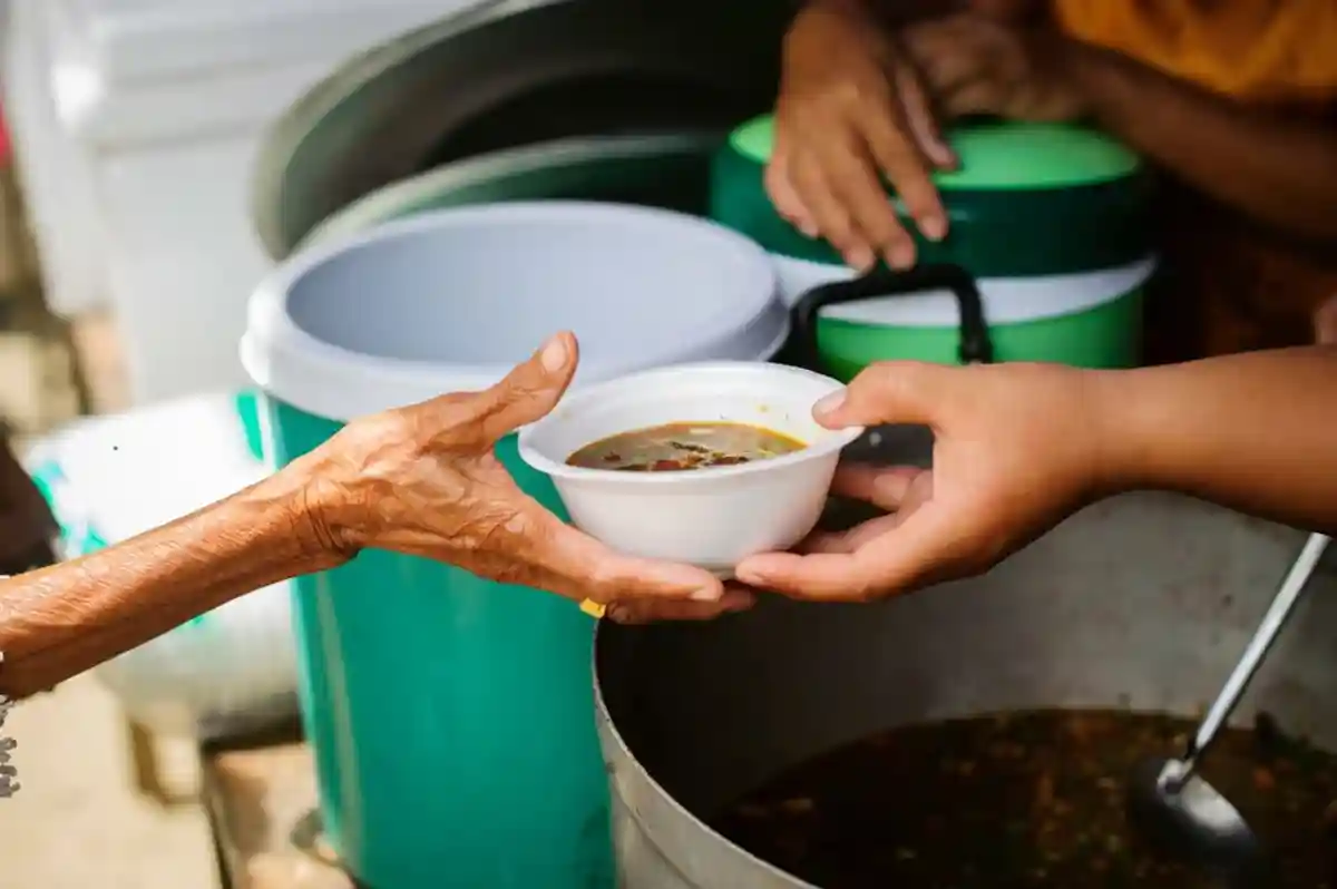 Из-за последствий пандемии, голодающие просят еду у волонтеров фото
