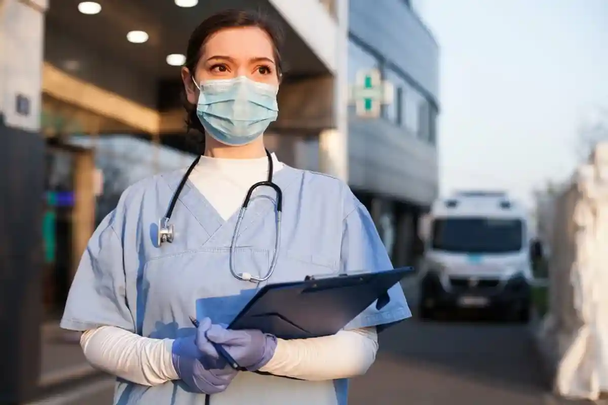 Девушка врач возле больницы фото