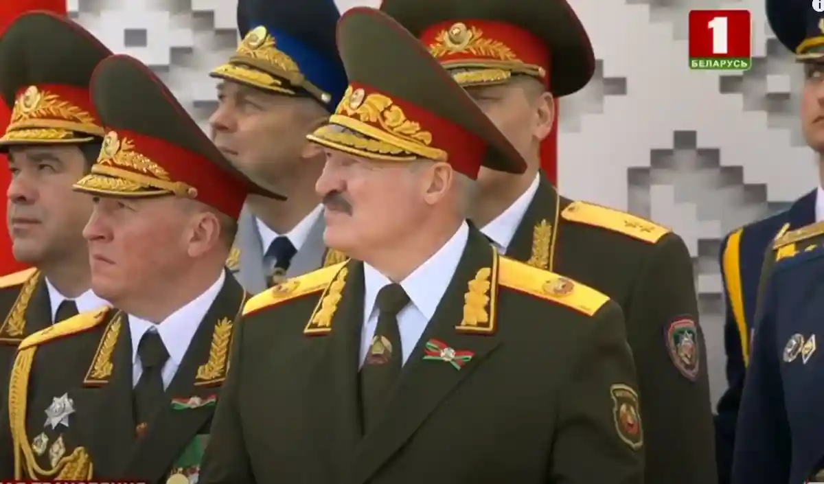 Лукашенко в форме главнокомандующего принимает Парад Победы-2020 в Минске фото
