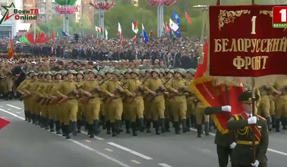 Марширует колонная беларусских военных в форме красноармейцев на параде в Минске фото