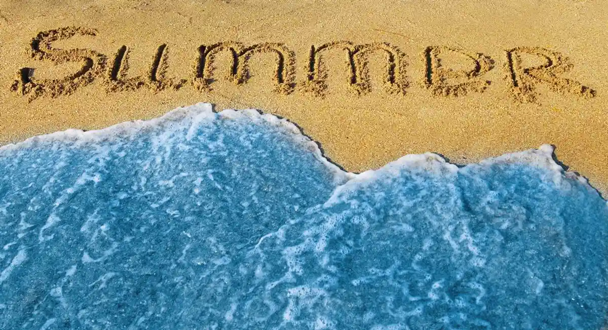 Песок с надписью summer фото