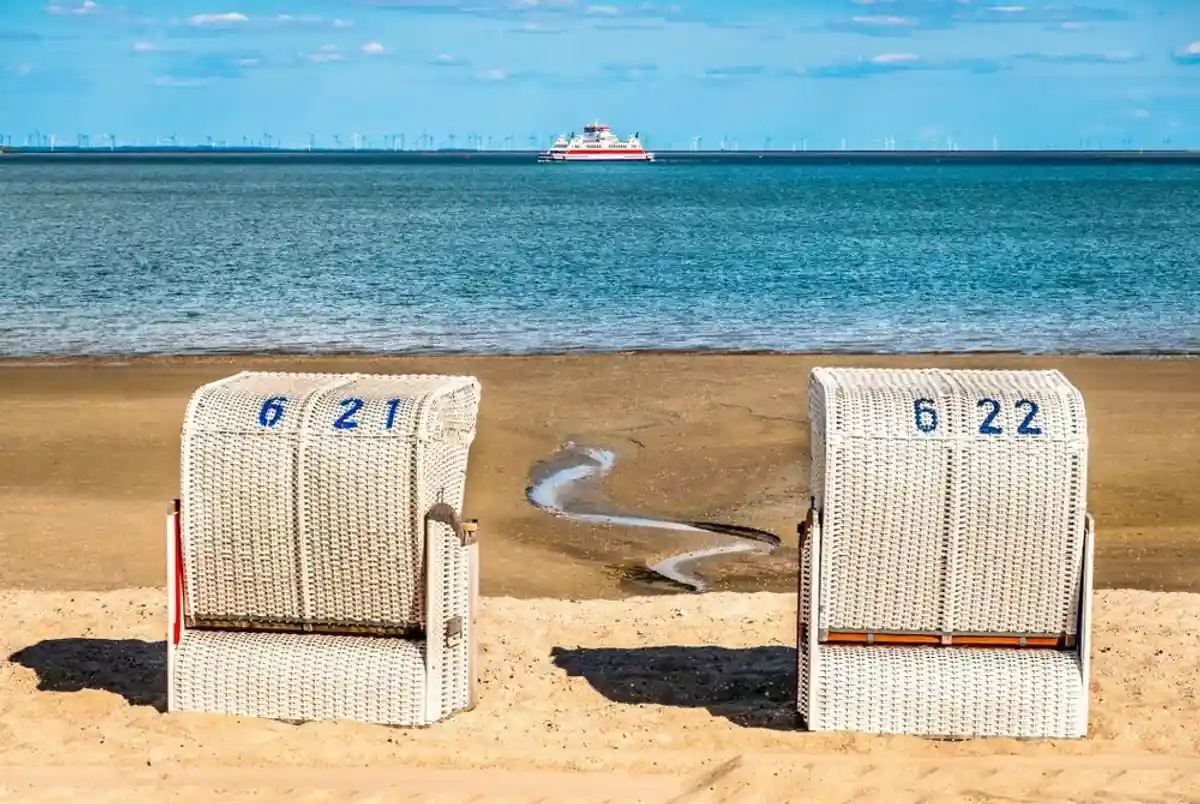 пляжные корзины на берегу моря фото