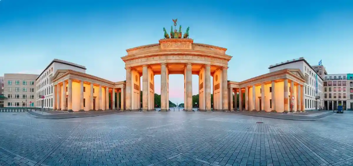 Пустая площадь перед Бранденбургскими воротами в Берлине фото