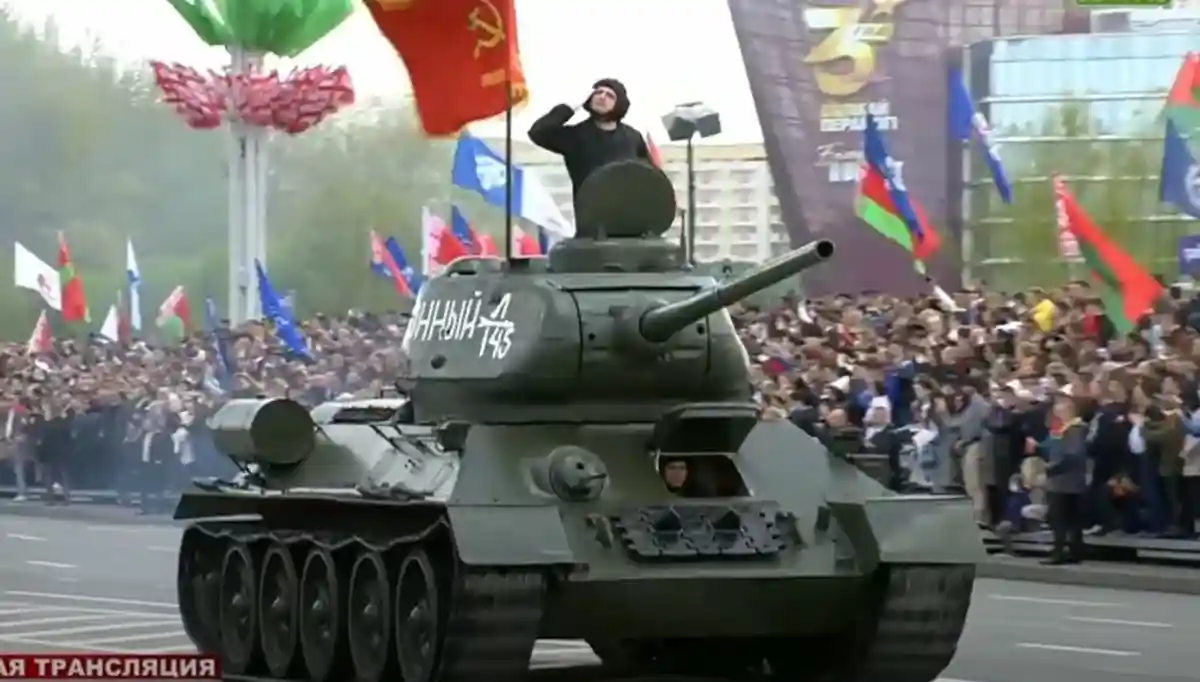 Танк Т-34 стал изюминкой парада в Минске фото